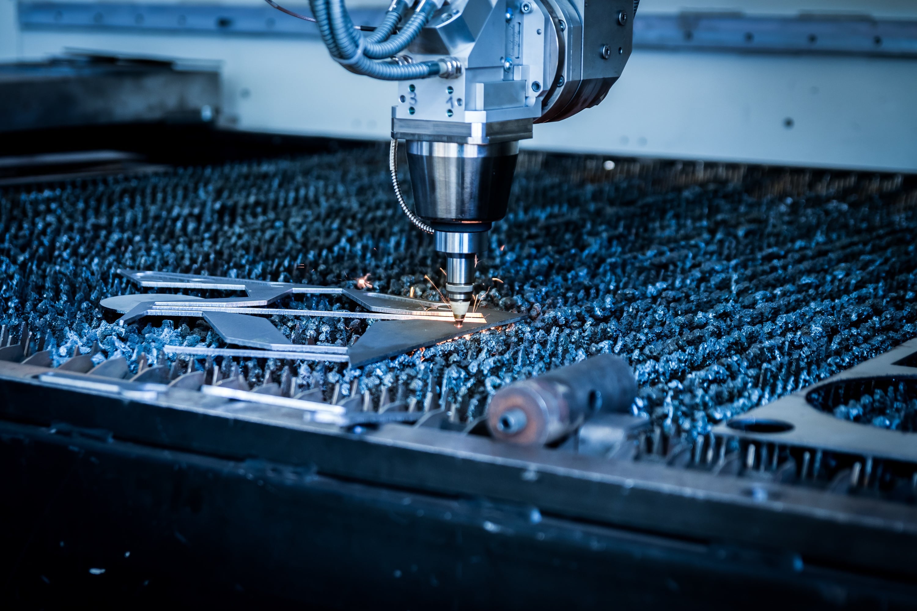 Maschinenbau: Präzisionsarbeit an einer Industriemaschine
